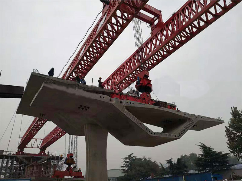 300吨节段拼架桥机、郑州四环工地 