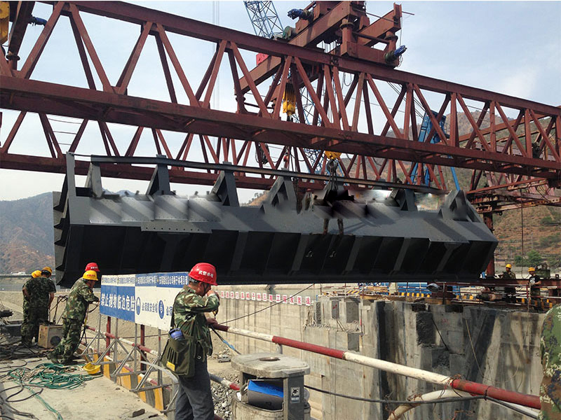 攀枝花武警水电部队项目160吨架桥机吊装钢结构 