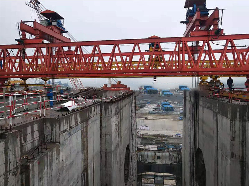 广西桂平县200架桥机架设钢门叶 
