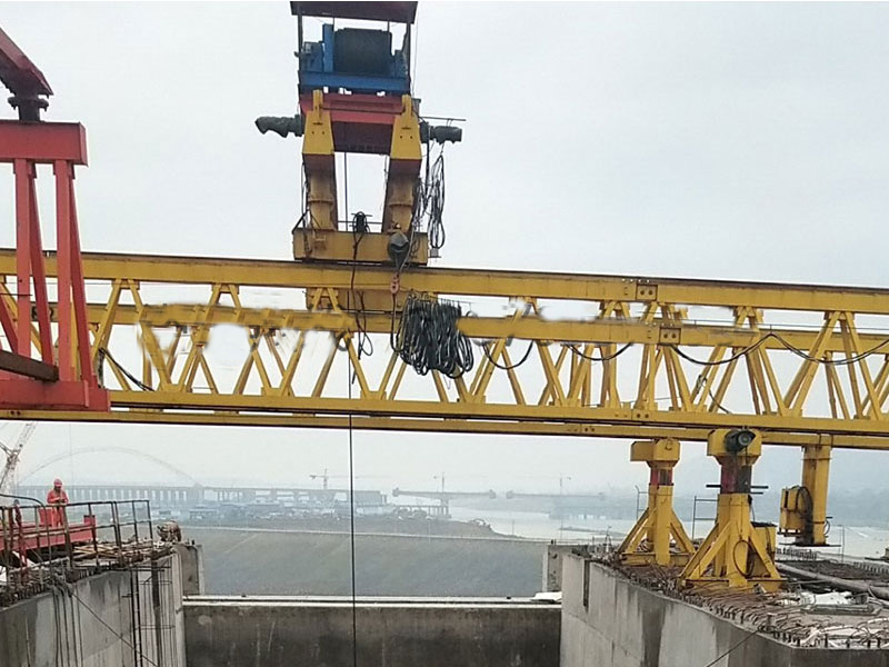 120吨架桥机在广西桂平架钢支臂 