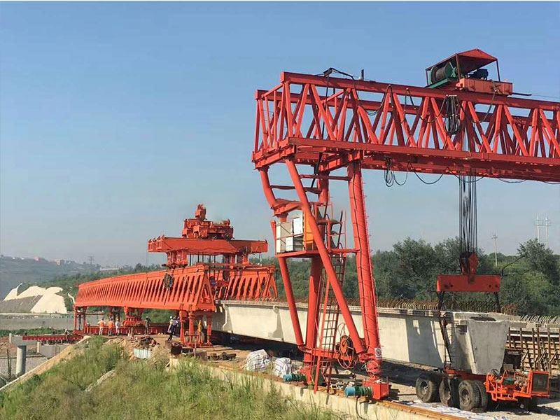 JQJ200-40开始跨铁路架梁 