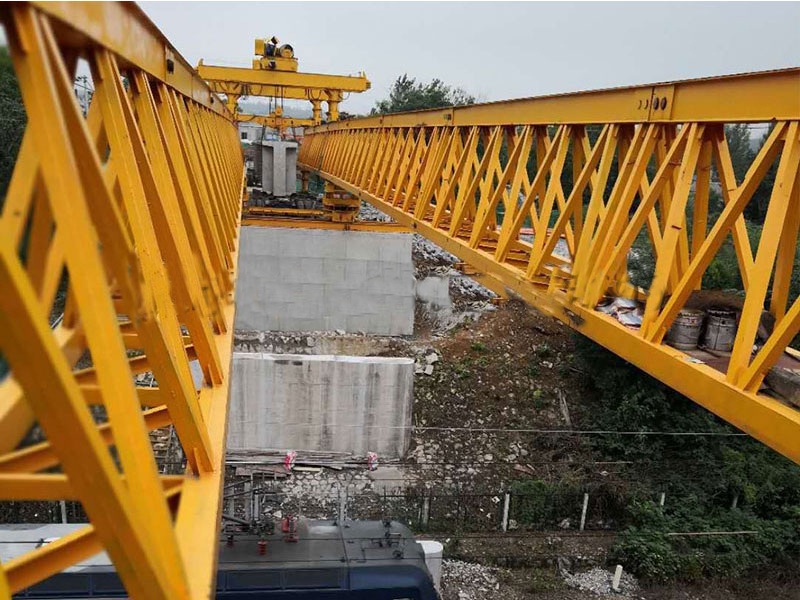 JQJ200-40架桥机跨商合杭铁路架梁 